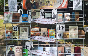 И продолжает жить в потомках вечный Пушкин