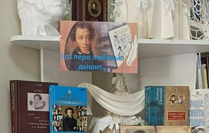 Его перо любовью дышит