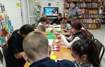 С книгой в летнем рюкзачке